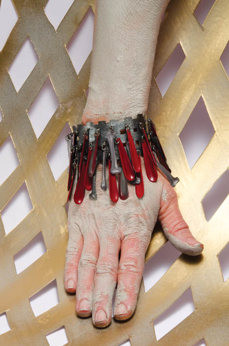 Helen Britton - "Drops Bones" Armreif 2014